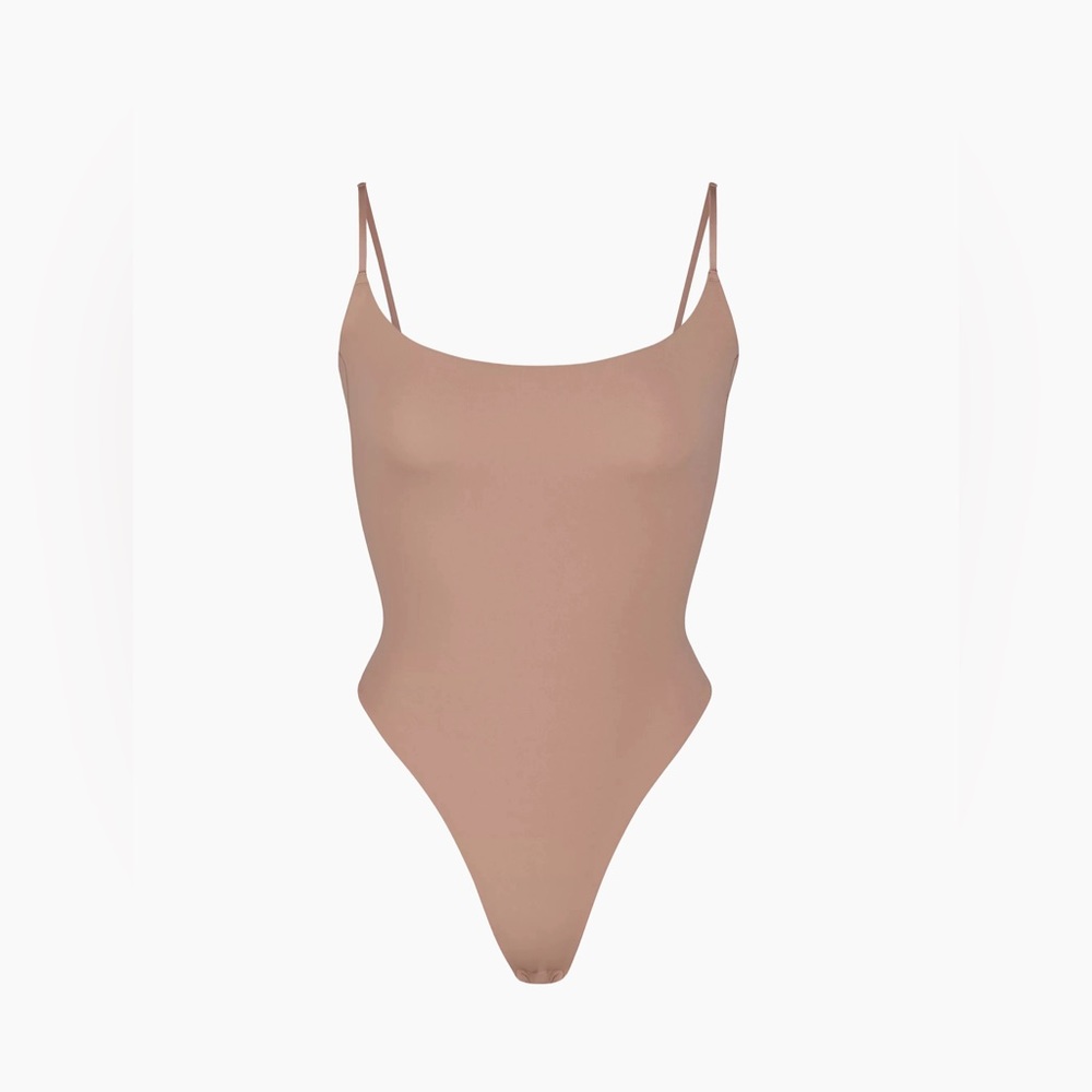SKIMS fits everybody cami thong bodysuit in color umber never worn xs